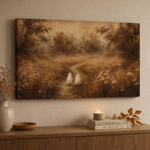 Puede incluir: Un lienzo rectangular con una pintura de paisaje en tonos sepia que muestra un camino de tierra serpenteando a trav&eacute;s de un campo de flores silvestres y &aacute;rboles, con dos peque&ntilde;as figuras de fantasmas blancos en el centro del sendero bajo un cielo brumoso.