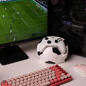 サッカーボール型コントローラースタンド – PS5 & Xboxコントローラーホルダー | 3Dプリント製ゲーマーデスクオーガナイザー | ゲームギフト
