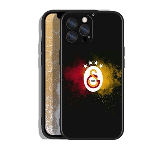 Pode incluir: Capa de telem&oacute;vel preta com o log&oacute;tipo do Galatasaray. O log&oacute;tipo &eacute; um design circular em vermelho e amarelo, sobre um fundo de tons vermelhos e amarelos misturados. A capa &eacute; projetada para um smartphone.