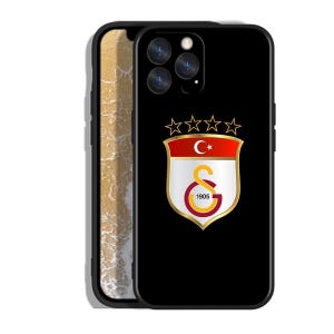 Pode incluir: Capa de telefone preta com o logotipo do clube de futebol Galatasaray. O logotipo inclui um escudo vermelho e branco com uma lua crescente e uma estrela, estrelas douradas e as letras "GS" com o ano "1905".