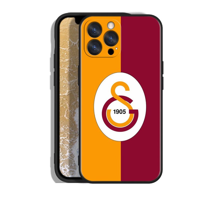 Pode incluir: Capa de telefone preta com um design de duas cores laranja e bord&ocirc;. A capa apresenta um oval branco com um logotipo dourado e bord&ocirc; e o n&uacute;mero 1905. A capa foi projetada para caber em um smartphone.