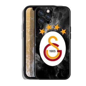 Pode incluir: Capa de telefone preta com fundo marmorizado e o logotipo do Galatasaray. O logotipo apresenta um oval branco com um design amarelo e vermelho e cinco estrelas douradas. O ano "1905" est&aacute; impresso no logotipo.