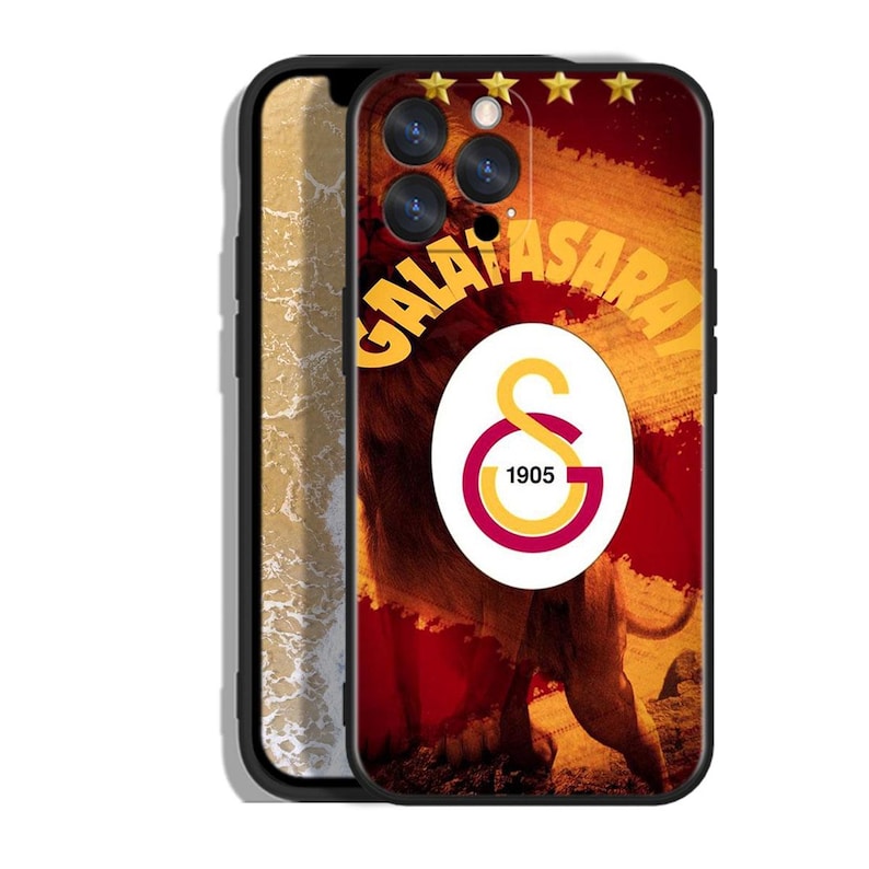 Pode incluir: Capa de telefone preta com o logotipo do Galatasaray e uma ilustra&ccedil;&atilde;o de um le&atilde;o. A capa tem um fundo vermelho e amarelo com o texto "GALATASARAY" em amarelo. O logotipo inclui as letras "GS" e o ano "1905".