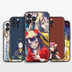 Pode incluir: Uma coleção de cinco capas para smartphone com várias ilustrações em estilo anime. Os designs incluem retratos de personagens com trajes tradicionais, detalhes florais e uma cena de fogos de artifício noturnos.