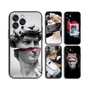 Può includere: Una collezione di custodie per telefoni con disegni di sculture classiche. Le custodie presentano varie interpretazioni artistiche di busti, con un focus su schemi di colori nero, bianco e rosa. I disegni includono elementi frammentati e astratti.