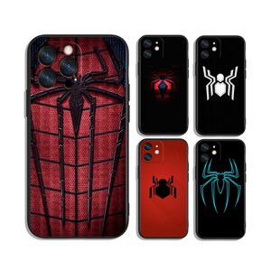 Könnte beinhalten: Eine Sammlung von Handyhüllen mit Spider-Man-Designs. Die Hüllen zeigen ein rot-schwarzes Farbschema mit Spinnennetz- und Spinnenemblem-Grafiken. Die Hüllen sind für verschiedene Telefonmodelle konzipiert.