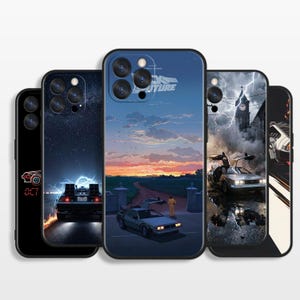 Può includere: Una collezione di cinque cover per smartphone con immagini del film Ritorno al futuro, tra cui l'auto DeLorean, un cielo stellato, un paesaggio al tramonto, una torre dell'orologio con fulmini e il testo Back to the Future sulla cover centrale.