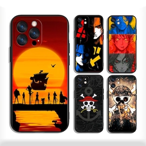 以下が含まれることがあります： アニメスタイルのアートワークが特徴の携帯電話ケースのコレクション。デザインには、船のある夕日のシーンや、さまざまな配色でのキャラクターポートレートが含まれます。ケースには黒い縁取りがあり、スマートフォン用です。