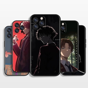 Könnte beinhalten: Eine Sammlung von fünf schwarzen Smartphone-Hüllen mit Anime-Charakter-Illustrationen. Die Designs umfassen rot-schwarze Farbpaletten, dunkle Silhouetten und Waldhintergründe mit Textelementen wie Mastermind, die auf den Hüllen aufgedruckt sind.
