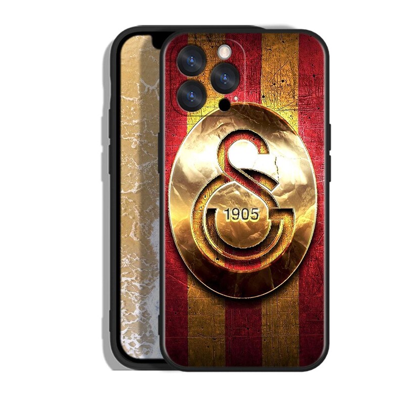 Pode incluir: Capa de telefone preta com um emblema dourado e o n&uacute;mero 1905, sobre um fundo de listras verticais vermelhas e douradas. A capa tem um acabamento brilhante e um design de prote&ccedil;&atilde;o.