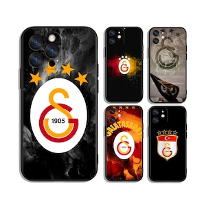 Pode incluir: Uma cole&ccedil;&atilde;o de capas de telem&oacute;vel com o log&oacute;tipo do clube de futebol Galatasaray. As capas exibem o emblema da equipa em v&aacute;rios designs, incluindo as cores vermelha e amarela da equipa e o ano de 1905.