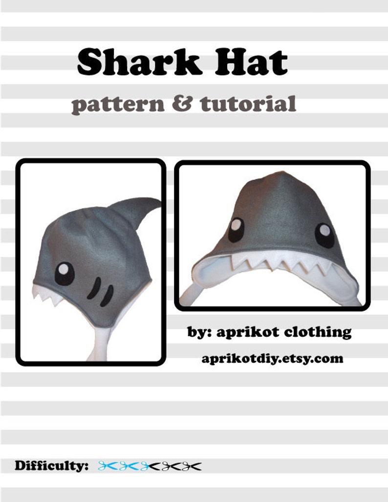 Może przedstawiać: Szara filcowa czapka w kształcie rekina z białymi zębami i czarnymi oczami. Czapka jest pokazana w dw&oacute;ch widokach. Tekst "Shark Hat" i "pattern & tutorial" znajduje się w g&oacute;rnej części obrazu. Tekst "by: aprikot clothing aprikotdiy.etsy.com" znajduje się w dolnej części obrazu. Tekst "Difficulty:  <<<<<" znajduje się w dolnej części obrazu.