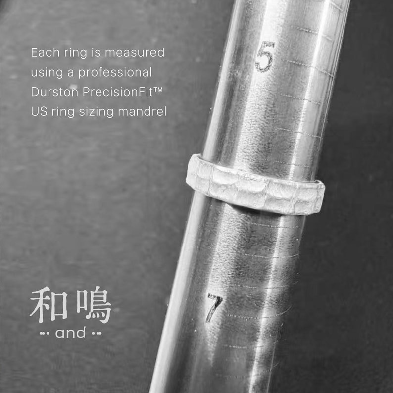 Puede incluir: Un anillo de color plateado con textura martillada colocado en un mandril de medici&oacute;n de anillos Durston PrecisionFit. El texto dice: Each ring is measured using a professional Durston PrecisionFit US ring sizing mandrel y 和鳴 and.