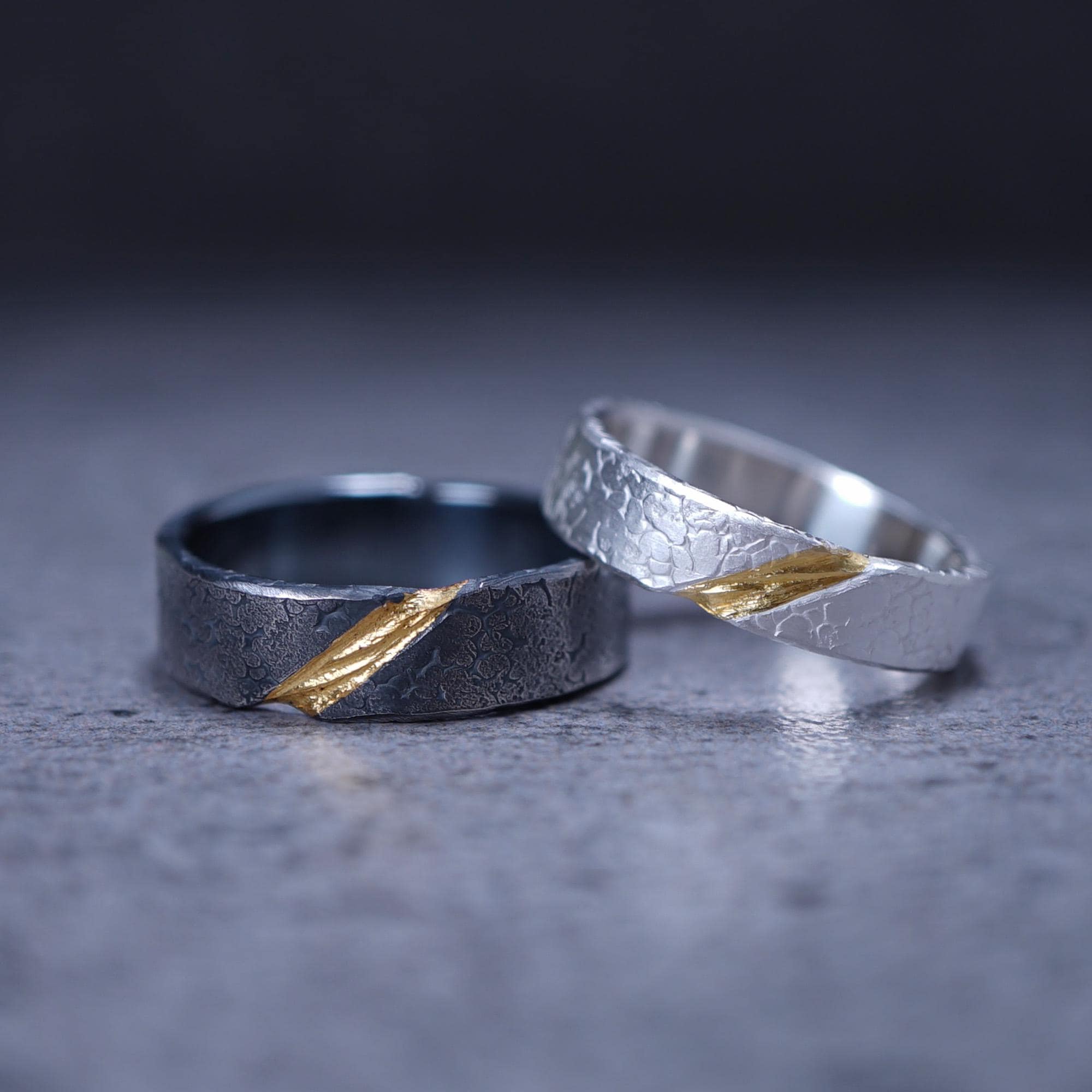 金継ぎの結婚指輪セット – 999シルバーと24Kゴールドのペアリング 
