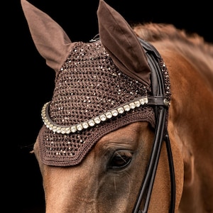 Fliegenohren, Turniermütze, Fliegenhaube, Horsebonnet, Fliegenmütze, Pailletten, Glitzer, dunkelbraun, WB, VB, Cob, Reitpony, Shetty, KB