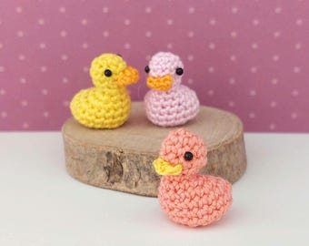 Crocheted squeaky duck, miniature duck, mini duck, duck, miniature, yellow, colorful, for dollhouse, mouse house, compatible with Maileg, for decoration