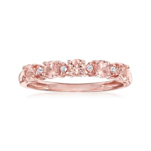 Op de afbeelding: Een roségouden ring met een reeks ovale, perzik-kleurige edelstenen afgewisseld met kleine, ronde, heldere stenen. De ring heeft een delicaat, elegant ontwerp, perfect voor dagelijks gebruik of speciale gelegenheden.