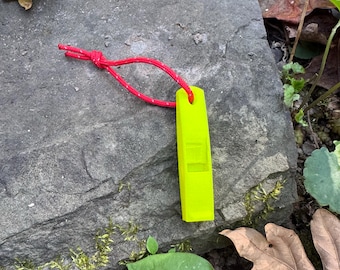 Goed zichtbare noodfluit met reflecterend paracord – 3D-geprint PETG-veiligheidsfluitje voor wandelen, kamperen en backpacken