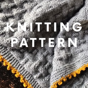 Puede incluir: Patrón de tejido para una manta de punto de cable gris con un borde de ganchillo amarillo. El texto "KNITTING PATTERN" se muestra en la manta.