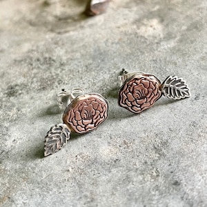 Orecchini pendenti in argento e rame con peonia