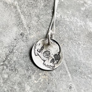 Halsband med stämplat dödskalle i sterlingsilver