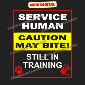 Puede incluir: Gráfico negro con texto rojo y blanco que dice "SERVICE HUMAN CAUTION MAY BITE! STILL IN TRAINING". Una huella de pata y una mano rojas están en las esquinas inferiores. La parte superior tiene una pancarta "NEW DIGITAL".