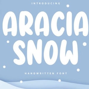 Peut inclure: Fond bleu clair avec le texte blanc « ARACIA SNOW » dans une police de caractères arrondie et en gras. Les mots « INTRODUCING » et « HANDWRITTEN FONT » sont au-dessus et en dessous du texte principal. Des flocons de neige et des branches blancs sont également présents.
