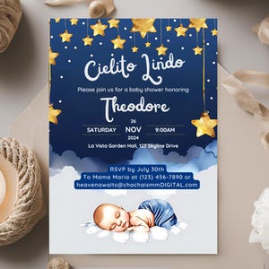 Könnte beinhalten: Babyparty-Einladung mit marineblauem Hintergrund und goldenen Sternen. Die Einladung lautet "Cielito Lindo" und lädt Gäste ein, Theodore zu ehren. Enthält Datum, Uhrzeit und RSVP-Informationen. Eine Illustration eines schlafenden Babys unten.