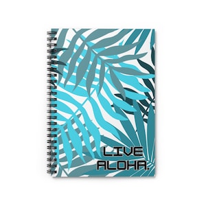 Könnte beinhalten: Ein spiralgebundenes Notizbuch mit weißem Hintergrund und einem Muster aus blauen und grünen tropischen Blättern. Der Text "LIVE ALOHA." ist in Schwarz am unteren Rand des Notizbuchs gedruckt.