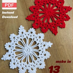 Könnte beinhalten: Zwei gehäkelte Schneeflocken-Ornamente, eine rote und eine weiße, mit komplizierten radialen Mustern. Der Text auf dem Bild enthält PDF Instand Download, bonus video tutorial und make in 13 MINUTE, was auf eine digitale Anleitung hinweist.