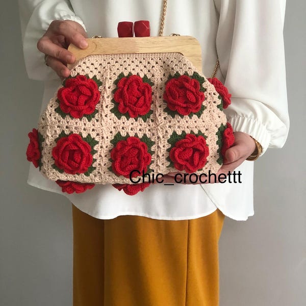 Bolso de rosas de crochet hecho a mano con cierre de madera, correa de cadena desmontable y bandolera forrada de algodón.