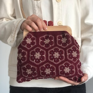 Häkeltasche, schicke und stilvolle gefütterte gehäkelte Holzrahmen-Kupplung, burgunderrote Häkeltasche mit bunten Oma Quadrats Vintage Kussverschlusstasche