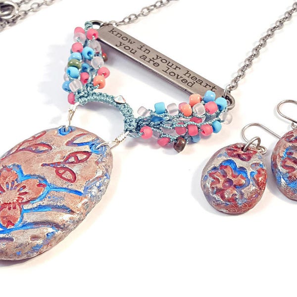 Savoir Organic Cherry Blossom Necklace Know Earring Set Encourage Polymer Clay Pendant Boucles d'oreilles Crochet Pink Blue Positive Affirmation Bijoux