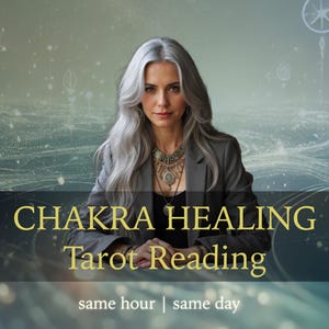 Op de afbeelding: Een vrouw met lang zilver haar zit voor een achtergrond van draaiende lichten en sterren. De tekst "Chakra Healing Tarot Reading" wordt weergegeven in gouden letters, met de woorden "same hour | same day" eronder.
