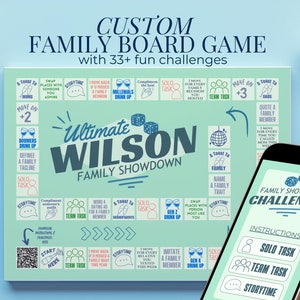 Può includere: Un gioco da tavolo personalizzato per famiglie verde e blu chiamato "Ultimate Wilson Family Showdown" con oltre 33 sfide divertenti. Il tabellone di gioco presenta una varietà di sfide, tra cui "Un brindisi ai nonni", "Scambiare posto con qualcuno che ammiri" e "Imitare un membro della famiglia". Il gioco include anche un'app mobile con istruzioni per "Compito in solitario", "Compito di squadra" e "Ora delle storie".