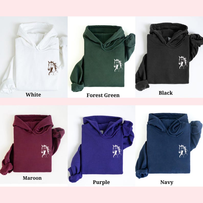 Op de afbeelding: Een collectie van zes hoodies in verschillende kleuren: wit, bosgroen, zwart, bordeaux, paars en marineblauw. Elke hoodie heeft een witte paardenkopafbeelding op de voorkant. De kleuren staan onder elke hoodie.