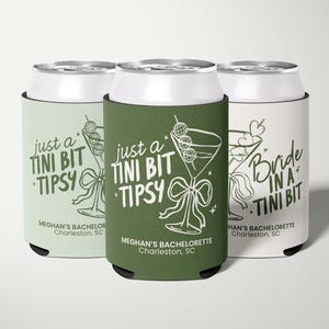 Enfriador de latas Tini Bit personalizado, decoración para fiestas Tipsy de Tini Bit, funda para latas de Martini para despedida de soltera, recuerdo personalizado con temática de Martini sucio para despedida de soltera