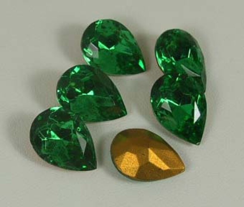Vintage Emerald Teardrop Foiled Stones 18 x 13mm