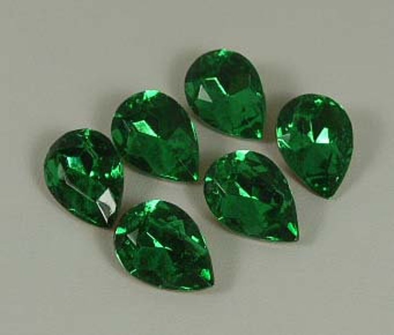 Vintage Emerald Teardrop Foiled Stones 18 x 13mm