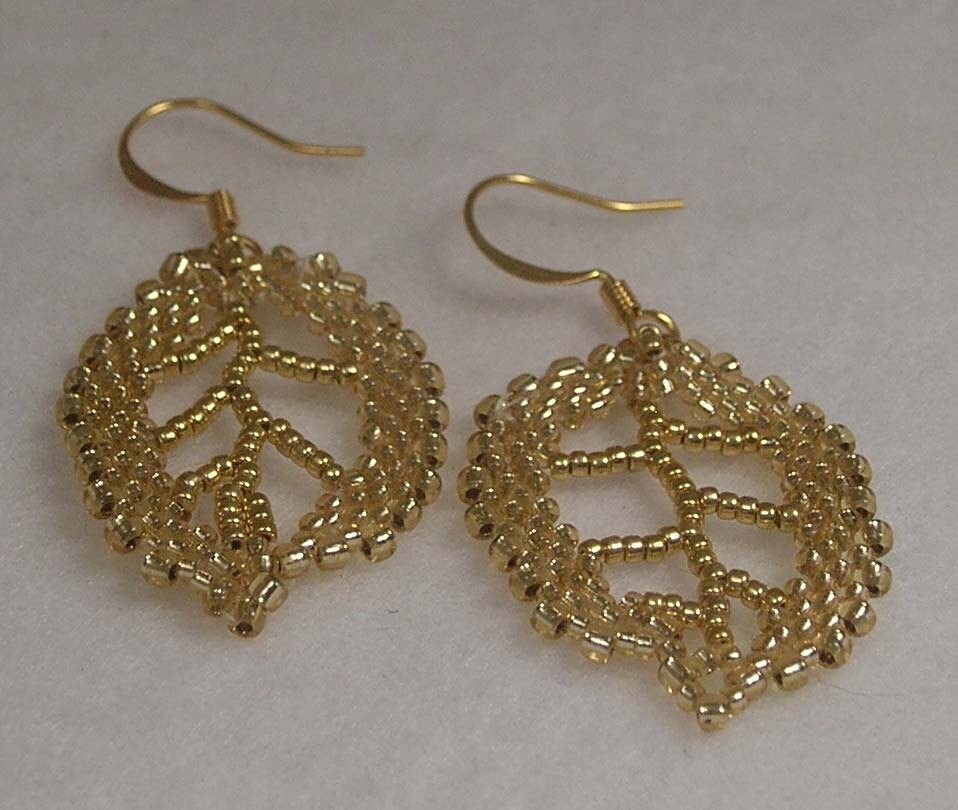 Golden Leaf With Pearl Earring