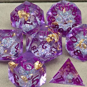Lila Liquid Core DnD Würfelset für Zauberspiele, Komplettes Dungeons and Dragons Würfelset für RPG, Einzigartiges Resin Liquid Core D&D Würfelset