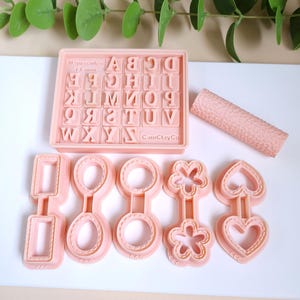 Lot de 5 emporte-pièces porte-clés + alphabet et boîte + rouleau de texture effet cuir pour les créations en argile polymère