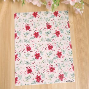 Peut inclure: Un fond blanc avec un motif répété de fleurs de poinsettia rouges, de feuilles vertes et de baies rouges. Le texte "CarnClayCo" est dans le coin inférieur droit.