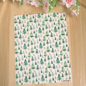 Peut inclure: Un fond blanc avec un motif répétitif d'arbres en aquarelle verte de différentes tailles. Le texte "CarnClayCo" est dans le coin inférieur droit de l'image.