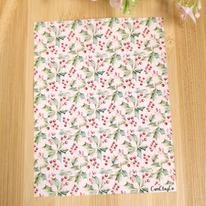 Peut inclure: Fond blanc avec un motif répété de feuilles de houx vertes et de baies rouges. Le texte "CamClayCo" est dans le coin inférieur droit.