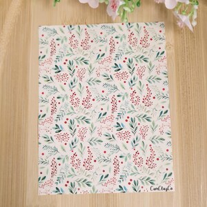 Peut inclure: Un fond blanc avec un motif répétitif de feuilles vertes et de baies rouges. Le motif est un design aquarelle. Le texte "CamClayCo" est dans le coin inférieur droit.