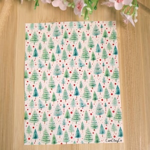Peut inclure: Un fond blanc avec un motif répété d'arbres de Noël verts en aquarelle et de points rouges. Le texte "CarnClayCo" est dans le coin inférieur droit.