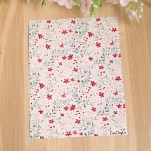 Peut inclure: Une feuille de papier blanche avec un motif répétitif de petites fleurs rouges et de feuilles vertes. Le texte "CarnClayCo" est imprimé dans le coin inférieur droit.