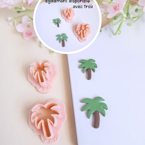 Peut inclure: Des emporte-pièces en plastique rose en forme de palmier et des décorations de palmiers verts et marron sont présentés sur une surface blanche. L'image comprend également le texte "Également disponible avec trou".