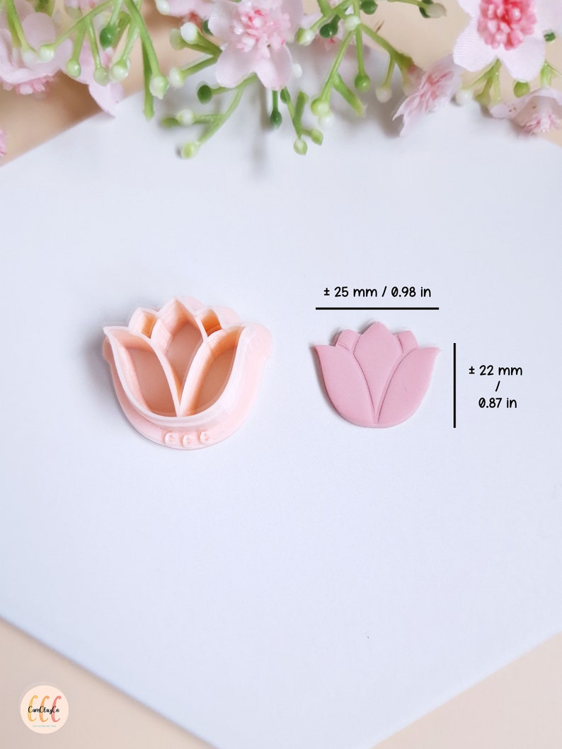 Op de afbeelding: Een roze polymer clay tulpenbloem met een gedetailleerd ontwerp. De bloem is ongeveer 22 mm in diameter. Er is ook een siliconen mal van hetzelfde tulpenontwerp te zien. De mal is ongeveer 25 mm in diameter.